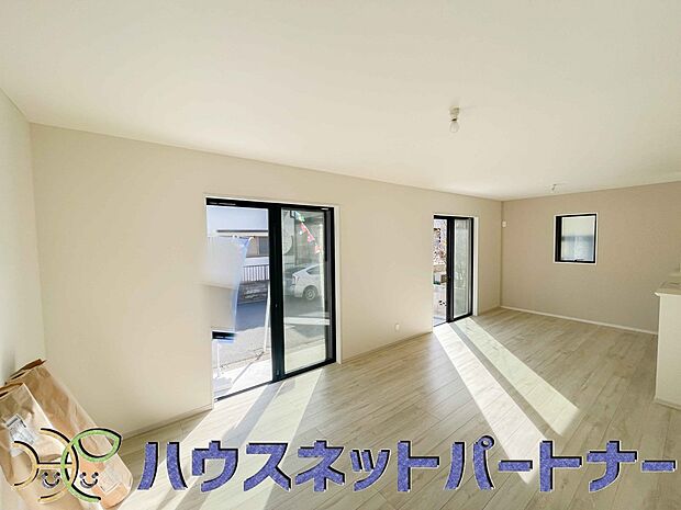 太陽の光が照らす明るいリビングは、開放感があり通風・採光に優れ、心地よい光と風が舞い込んできます。心休まるリビングは何よりも快適な時間を過ごせます。