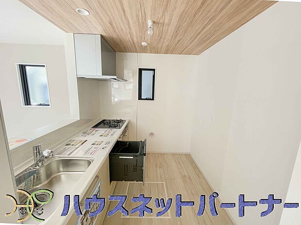 カウンターキッチンは広くて収納力もあるので、快適に料理をすることができます。食器や炊事用具を手の届くところに配置しやすいため調理もスピーディーです。