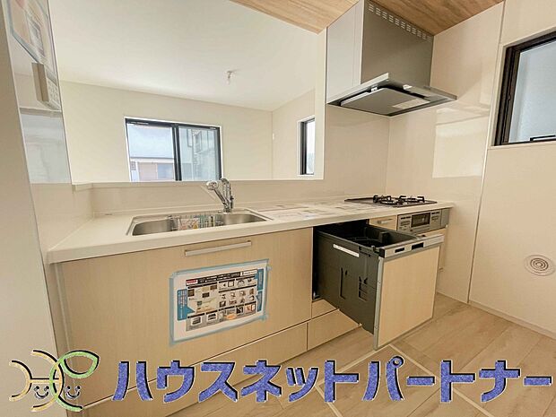 ビルトイン食器洗乾燥機完備。家事のお手伝いをしてくれる奥様の味方です。食器を洗っている間にお掃除など、様々なシーンで家事の時短に役立つ食洗機。省スペースのビルトインタイプを採用致しました。