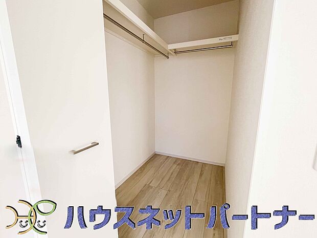 ウォークインクローゼットのメリットは、衣類の他、バッグやアクセサリーなど、身につけるものを一部屋に集めて管理できること。必要なときに見つけやすいですよ。