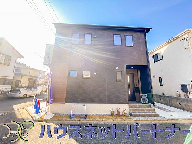 街に溶け合う美しい景観と、採光や風通しを考えて設計された間取り。近隣の視線を考え調整した窓位置など、外観だけでなく、住まうご家族の心地よさを最優先しました。
