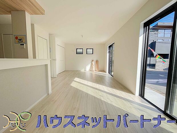 リビングは、食事スペースと寛げる場所設けてもまだ余裕の広さ。明るい光が照らしてくれます。