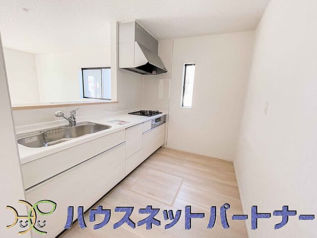 キッチン吊戸棚を無くす事によって、コミュニケーションを重視した設計に致しました。区画によって変わる一体感を、実際にご覧になって頂けましたらと思います。