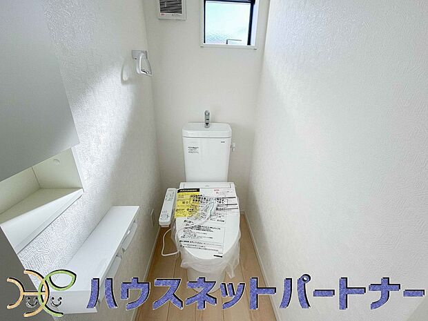 小窓を設置する事により明るく、通気性の良いトイレとなっております。中はゆとりのある大きさを確保しておりますので、ゆったりとお使い頂けます。