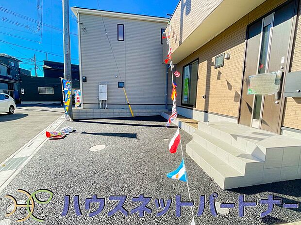 玄関横に駐車場なのでお買い物をした後は楽にお家へ。沢山お買物した時は助かりますね。