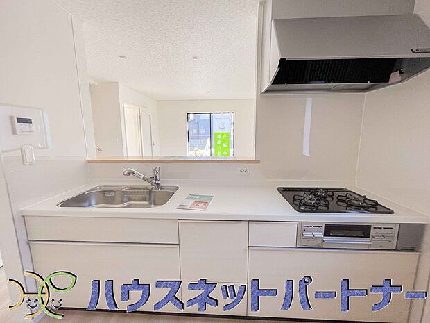 家族の様子を見ながらキッチンでお料理。一日の出来事を会話しながらの家事は嬉しいコミュニケーション。