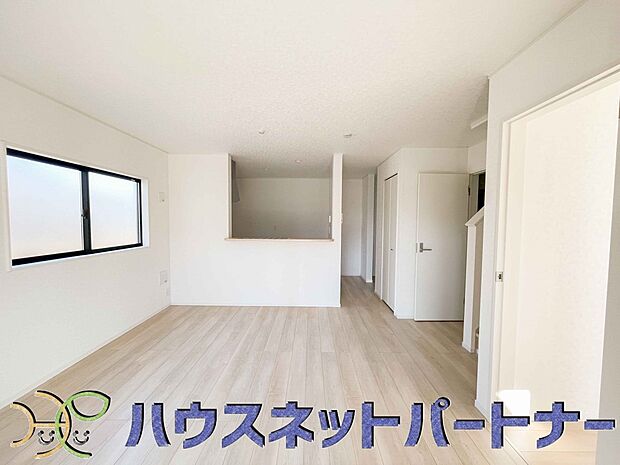 明るく開放的なダイニング。家族とのコミュニケーションが取りやすく、みんなの笑顔が溢れます