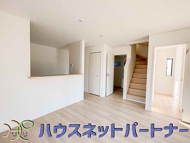 お料理できたらカウンターから手渡しができます。家族で会話をしながらお料理を楽しく。