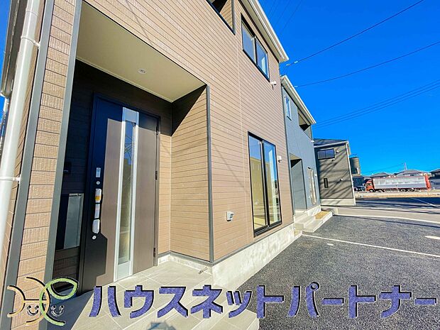 玄関の扉を開けるとそこは家族の待つお家。笑い声が聞こえてきそう。