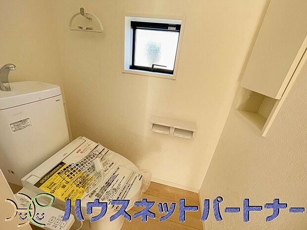 小窓を設置する事により明るく、通気性の良いトイレとなっております。中はゆとりのある大きさを確保しておりますので、ゆったりとお使い頂けます。 
