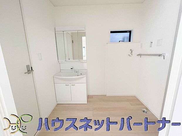 明るい清潔感のある洗面所は、鏡も大きくシンクが広々。朝の支度も楽にこなせます。