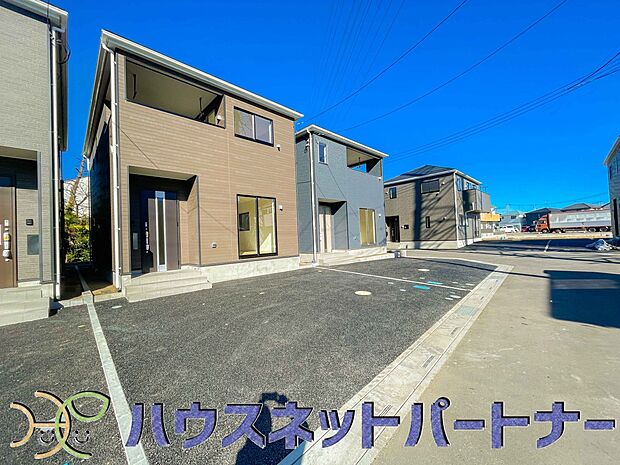 前面道路の日当たりの良い明るいお家。