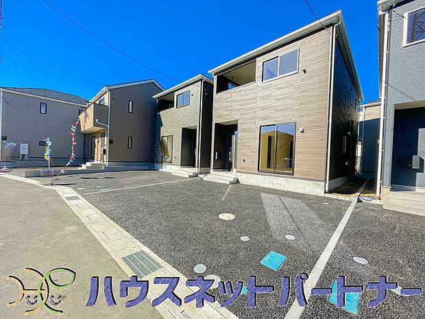 ゆったりとした駐車スペースを確保いたしましたので、大きめのお車でも駐車可能です。自転車やバイクなど、ゆとりのある敷地で置き場所に困ることはないでしょう。