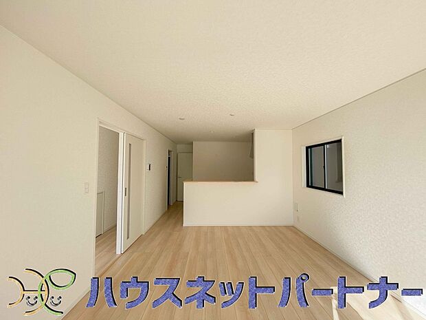 忙しい朝でも家族揃って食事をして頂ける、ゆとりある大きさのダイニングスペース。奥様の手料理をカウンター越しに受けとって頂き、テーブルで囲む素敵な時間を存分にお愉しみ下さい。