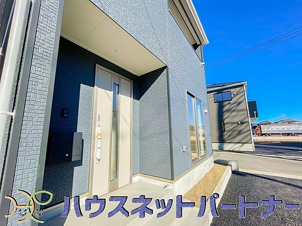 玄関の扉を開けると家族の待つお家。幸せを感じる瞬間です。