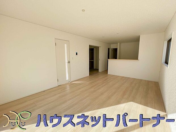 太陽の光が照らす明るいリビングは、開放感があり通風・採光に優れ、心地よい光と風が舞い込んできます。心休まるリビングは何よりも快適な時間を過ごせます。