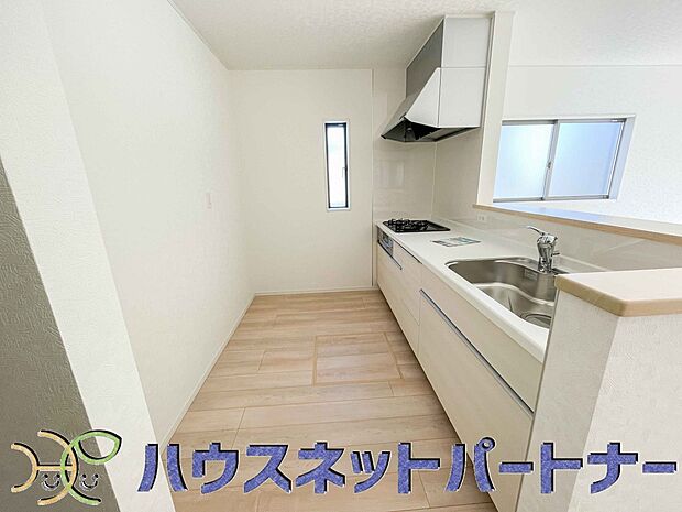 カウンターキッチンは広くて収納力もあるので、快適に料理をすることができます。食器や炊事用具を手の届くところに配置しやすいため調理もスピーディーです。