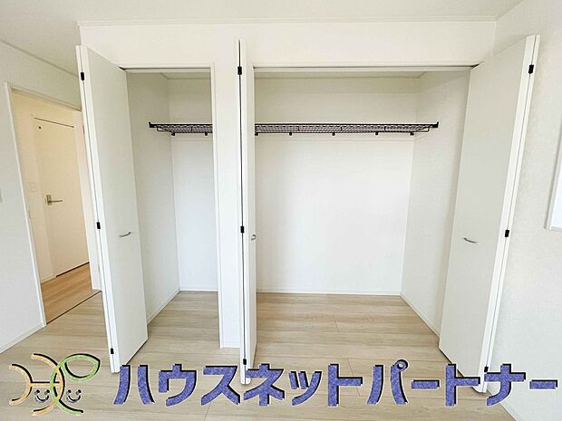 多くの人がお困りの住まいの収納。壁面クローゼットがあればタンスを置く必要がなく、出っ張りのないスッキリ空間を維持できます。限られたスペースを有効に活用できそう。