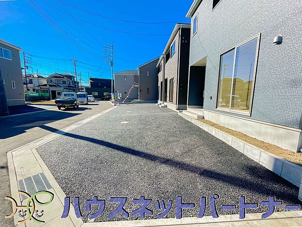 玄関横に駐車場なのでお買い物をした後は楽にお家へ。沢山お買物した時は助かりますね。