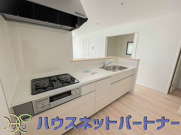 三口コンロで料理の幅を拡げてくれる使いやすいシステムキッチンを採用。洗い場も大きいので野菜や食器を洗ったりする際にも捗り、奥様の強い味方となってくれるはずです。
