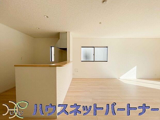 忙しい朝でも家族揃って食事をして頂ける、ゆとりある大きさのダイニングスペース。奥様の手料理をカウンター越しに受けとって頂き、テーブルで囲む素敵な時間を存分にお愉しみ下さい。