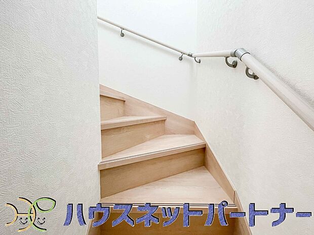 手すりがないと階段の昇り降りで危険なことはもちろん、壁に手をつきながら歩くことで壁紙が汚れやすくなります。すべての方に安心して昇り降りしていただくため、手すりを設置しました。