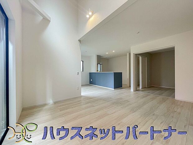 吹抜けのメリットはのびやかな空間だけではありません。 1階と2階を直接1つの空間とすることで、空間という物理的な有利さよりも、精神的なつながりが取りやすいというところにあるのです。