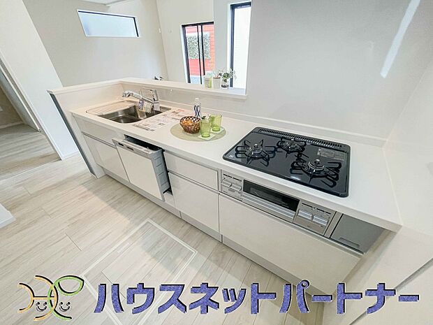 ビルトイン食器洗乾燥機完備。家事のお手伝いをしてくれる奥様の味方です。食器を洗っている間にお掃除など、様々なシーンで家事の時短に役立つ食洗機。省スペースのビルトインタイプを採用致しました。