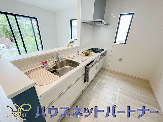 人工大理石のワークトップやシンクは、水を流しただけできれいになったように見えます。白いキッチンは明るく清潔感があり、とっても素敵です。