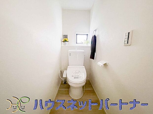 小窓を設置する事により明るく、通気性の良いトイレとなっております。中はゆとりのある大きさを確保しておりますので、ゆったりとお使い頂けます。