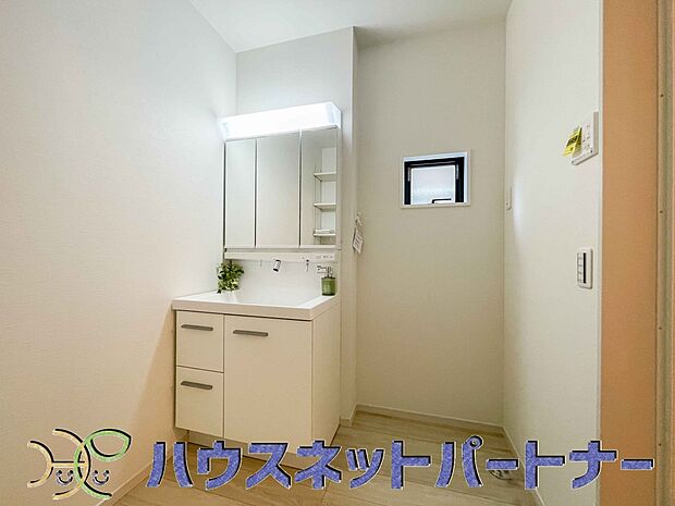 大きく見やすい三面鏡で清潔感ある洗面台は、身だしなみチェックや肌のお手入れに最適です。何かと物が増える場所だからこそ、スッキリと見映えの良い空間に拵えました。