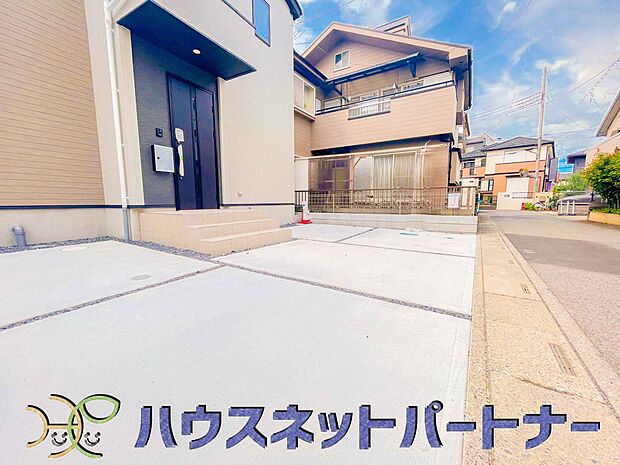 玄関横に駐車場なのでお買い物をした後は楽にお家へ。沢山お買物した時は助かりますね。