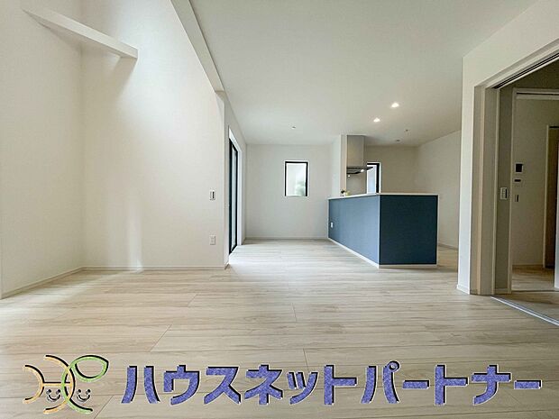 リビングは、食事スペースと寛げる場所設けてもまだ余裕の広さ。明るい光が照らしてくれます。