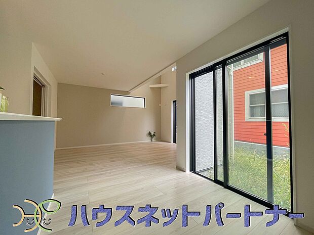 明るく開放的なダイニング。家族とのコミュニケーションが取りやすく、みんなの笑顔が溢れます。