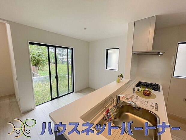 キッチン吊戸棚を無くす事によって、コミュニケーションを重視した設計に致しました。区画によって変わる一体感を、実際にご覧になって頂けましたらと思います。