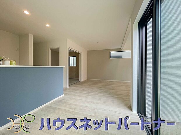 忙しい朝でも家族揃って食事をして頂ける、ゆとりある大きさのダイニングスペース。奥様の手料理をカウンター越しに受けとって頂き、テーブルで囲む素敵な時間を存分にお愉しみ下さい。