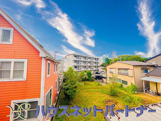 周辺は高い建物が無く、解放感が感じられます。