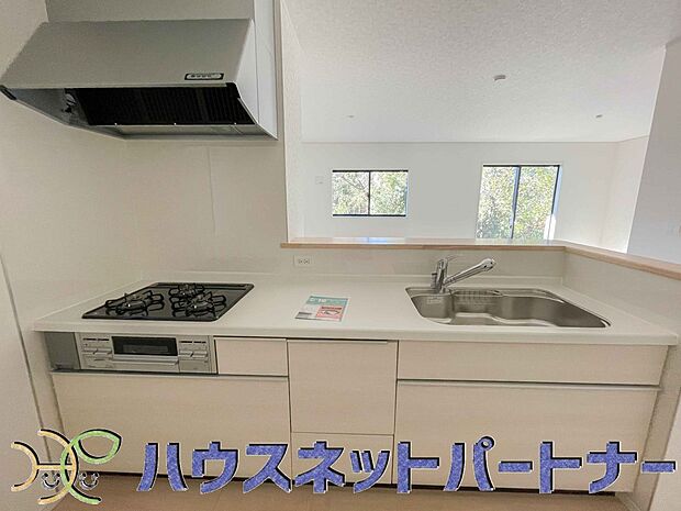 三口コンロで料理の幅を拡げてくれる使いやすいシステムキッチンを採用。洗い場も大きいので野菜や食器を洗ったりする際にも捗り、奥様の強い味方となってくれるはずです。