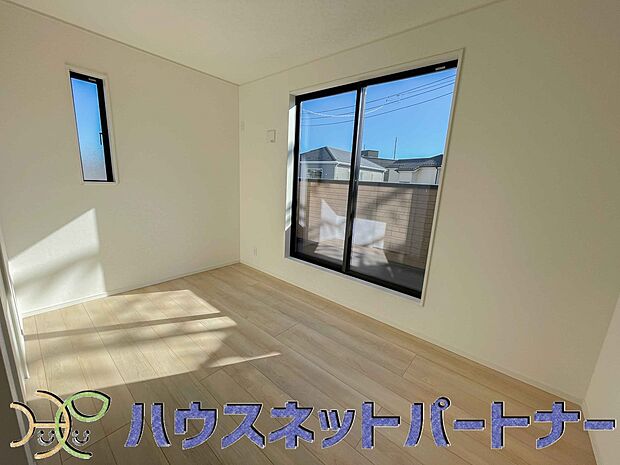 バルコニーに直接出入りできるお部屋です。ちょっと外の空気を吸いたい時や、ベランダでミニガーデニングなども楽しめそうです。