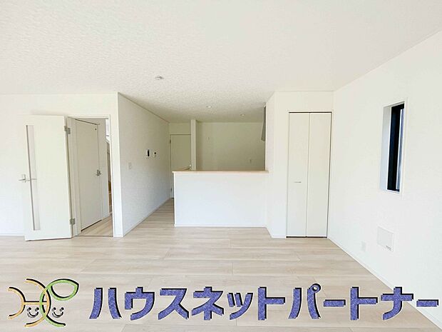 カウンターキッチンなら、リビングで遊ぶ子供の様子を見ながら料理ができるので安心です。料理を運んでもらったり、子供にお手伝いしてもらいやすいのもいいですね。