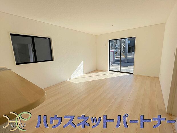 明るい日差し入るリビングは、お友達を招きパーティーが楽しめる広さですよ。