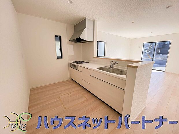 カウンターキッチンは広くて収納力もあるので、快適に料理をすることができます。食器や炊事用具を手の届くところに配置しやすいため調理もスピーディーです。