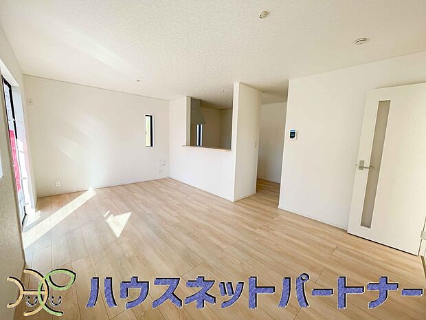太陽の光が照らす明るいリビングは、開放感があり通風・採光に優れ、心地よい光と風が舞い込んできます。心休まるリビングは何よりも快適な時間を過ごせます。