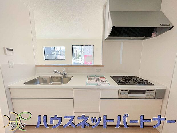 三口コンロで料理の幅を拡げてくれる使いやすいシステムキッチンを採用。洗い場も大きいので野菜や食器を洗ったりする際にも捗り、奥様の強い味方となってくれるはずです。