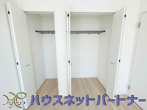 多くの人がお困りの住まいの収納。壁面クローゼットがあればタンスを置く必要がなく、出っ張りのないスッキリ空間を維持できます。限られたスペースを有効に活用できそう。