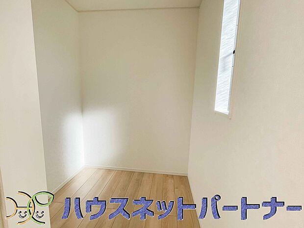 納戸には窓もあり収納部屋にするのは勿体無い。書斎や奥様の趣味のお部屋にもなりますね。