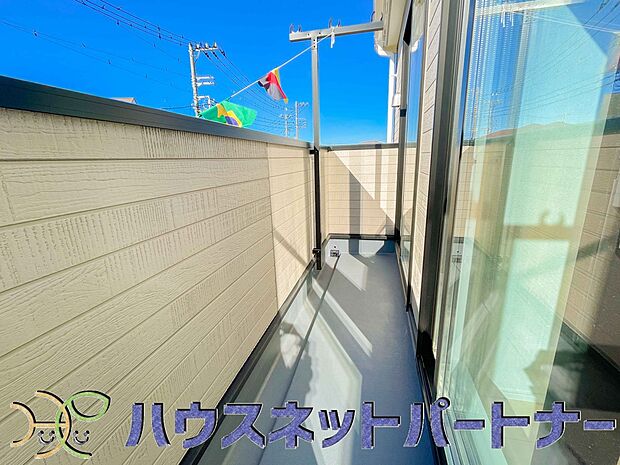 青い空が近くに感じるバルコニーは、爽やかな風をお部屋へ運んでくれます。