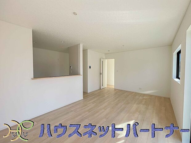 リビングは、食事スペースと寛げる場所設けてもまだ余裕の広さ。明るい光が照らしてくれます。