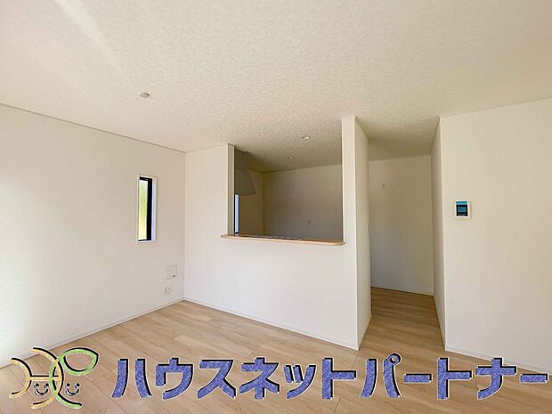 カウンターキッチンなら、リビングで遊ぶ子供の様子を見ながら料理ができるので安心です。料理を運んでもらったり、子供にお手伝いしてもらいやすいのもいいですね。