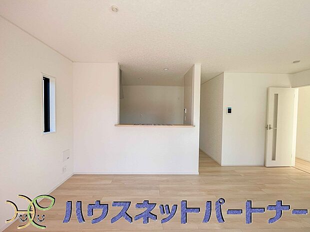 忙しい朝でも家族揃って食事をして頂ける、ゆとりある大きさのダイニングスペース。奥様の手料理をカウンター越しに受けとって頂き、テーブルで囲む素敵な時間を存分にお愉しみ下さい。